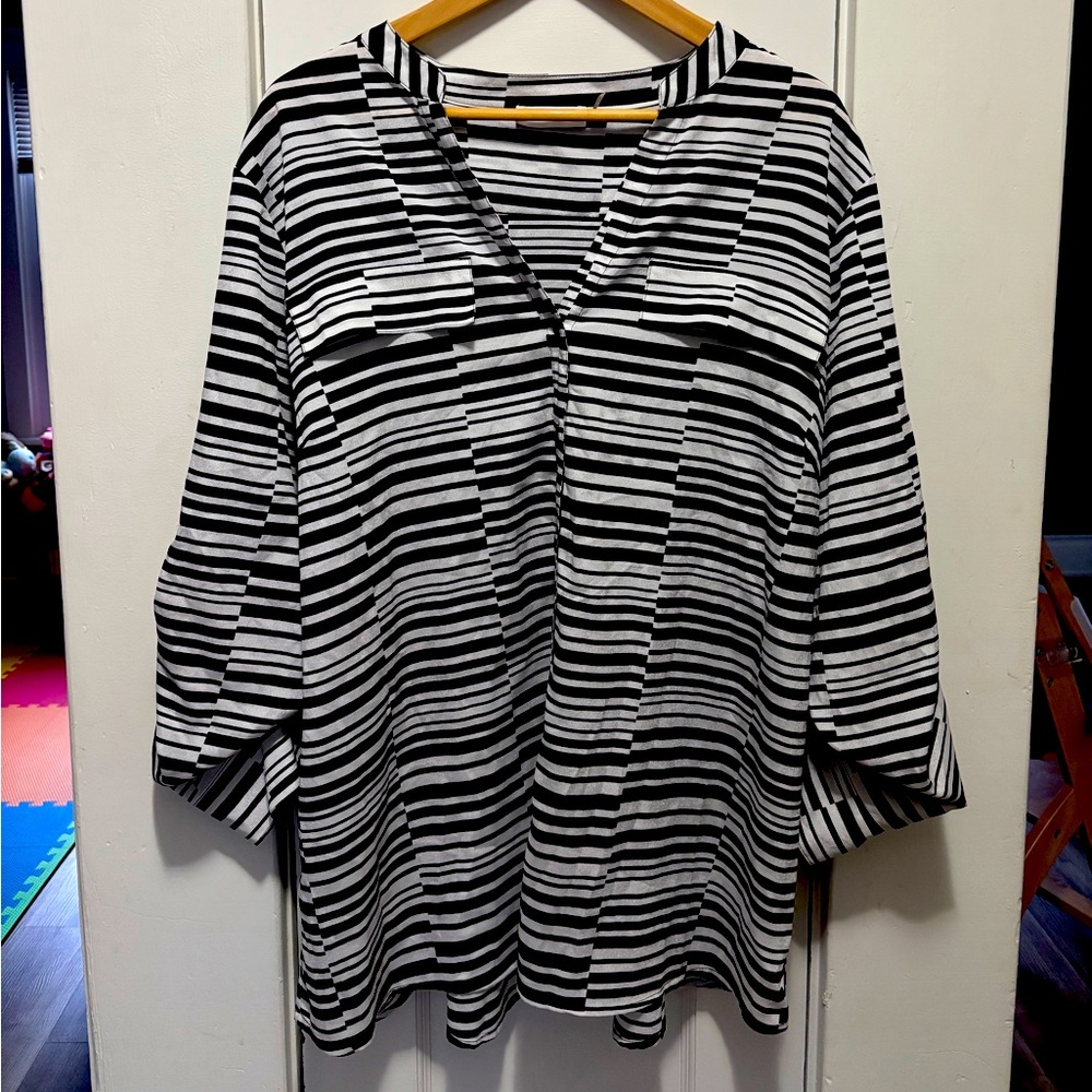 🦋 3/$25 Calvin Klein Black and White Blouse